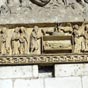 Frise sur le portail de l'glise Notre-Dame : Elle est scinde en deux zones ingales,  gauche porte l'Adoration des Mages et  droite la Prsentation au Temple. Ces deux scnes font partie du cycle iconographique de l'Enfance du Christ incarn.