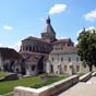 L'abbatiale Notre-Dame, de La Charit sur Loire resta toujours dpendante de sa maison mre Cluny. L'glise Notre-Dame, la plus grande d'Europe aprs celle de l'abbaye de Cluny, fut difie  partir du XIme sicle, le pape Pascal II la consacra en 1107. Malgr ses blessures, cet difice demeure l'un des plus dignes reprsentants de l'art roman en Bourgogne. Avec ses cinq nefs, 122 m de longueur, 37 m de largeur et 27 m de hauteur sous la coupole, cette glise tait, aprs celle de Cluny, la plus grande de France et pouvait contenir 5000 personnes. Elle appartenait au 
