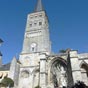 L'entre de l'glise abbatiale se situe place des Pcheurs. L'ample tour Sainte Croix a t difie au XIIme sicle. De plan carr  deux tages de fentres, elle est surmonte d'une flche couverte d'ardoises remplaant l'original en pierres.