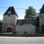 Le chteau de Chrost : De l'enceinte fortifie ne subsistent que le donjon et une porte.