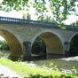 Le vieux pont de Chrost, au-dessus de l'Arnon, avec ses trois arches.