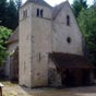 La chapelle Saint Lazare surgit dans un crin de verdure. Elle demeure le seul vestige de l'ancienne lproserie de Vaumorin, implante  l'cart du bourg, en complment de l'htel-Dieu de Varsy,  la demande de l'vque d'Auxerre pour faire face  la lpre en pleine expansion au dbut du XIIe sicle. Une restauration rcente de la chapelle met en valeur sa sobre architecture : remarquez l'lgance de son portail trilob...