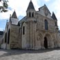 De toutes les glises romanes de Poitiers, Notre Dame la Grande est celle qui a le mieux conserv son plan et sa silhouette romane, malgr de nombreux ajouts au fil des sicles. N'ayant pas de transept, elle n'a pas la forme en croix latine de la plupart des glises. Enserre dans un tissu urbain mdival trs dense, et limite par les constructions existantes et les voies de circulation, l'glise conserve de fait un lger desaxement au niveau de la crooise qui, surtout depuis le dgagement de l'glise au XIXe sicle, peut sembler mystrieux.