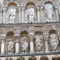 Sur la partie haute: le personnage  l'extme droite tient une crosse il fait le pendant avec le personnage sur la mme ligne et  l'extrmit gauche de l'image prcdente: l'un des deux coiff d'une tiare est un pape. Les autres personnages figurant sur cette ligne sont des aptres s'ajouant aux personnages de la ligne du bas pour constituer les douze aptres...
