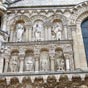 Sur la partie haute: le personnage  l'extme gauche tient une crosse il fait le pendant avec le personnage sur la mme ligne et  l'extrmit droite: l'un des deux coiff d'une tiare est un pape. Les autres personnages figurant sur cette ligne sont des aptres s'ajouant aux personnages de la ligne du bas pour constituer les douze aptres...