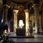 De la priode romane, seuls subsistent quelques vestiges de dcor peint dans le choeur. Bien que trs dgrads, on y voit encore une Vierge  l'Enfant dans une mandorle, un Christ en Majest sous la vote et les douze aptres assis sous des arcatures.Ces figures sont flanques d'anges accompagnant les mes vers la Jrusalem cleste. D'autres peintures anciennes, des figures de saints, sont conserves dans la crypte (ne se visite pas).