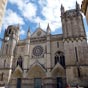La cathdrale Saint Pierre de Poitiers: La cathdrale est de style gothique angevin. La faade, avec sa rosace et ses trois portails  gable, a subi linfluence de l'architecture gothique du nord de la France. Les sculptures en haut-relief illustrent sur trois tages le Jugement dernier.