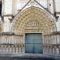 La porte Saint Michel, perce sur le flanc nord de la nef vers 1180, est dcore de chapiteaux historis qui forment une frise. Sur les hauts tailloirs, sculpts uniquement du ct gauche, sont reprsents les mages qui rendent visite  Hrode et qui chevauchent vers Bethlem. Sur les corbeilles correspondantes, le sculpteur a imag le Massacre des Innocents et la Fuite en gypte.  droite, sont figurs, sans souci de la chronologie narrative, l'Annonciation, le Songe de Joseph, l'Adoration des Mages et la Visitation. Lintrt de ces sculptures rside dans l'art du relief et la force suggestive qui transcendent la barrire conventionnelle tablie entre l'art roman et l'art gothique.