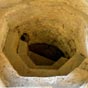 Au centre du baptistre tait creus la piscine de forme octogonale. Son emmarchement intrieur permettait au futur chrtien d'atteindre le fon immerg sous 26 cm seulement. L'officiant lui versait de l'eau sur la tte et les paules. Suivant le rite gallican, le baptis devait descendre trois fois dans la piscine.