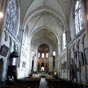 La nef a t entirement reconstruite au XIIIe sicle, dans le style gothique plantagent ou angevin,sur le modle de la cathdrale voisine.   Base de nervure  Base de nervure  Base de nervure La nef est un vaisseau unique de quatre traves. Elle donne sur un sanctuaire roman surlev par la bouche d'ombre de la crypte. La filiation avec le gothique angevin est patente : les murs sont renforcs d'une arcature portant une coursire de circulation et les votes,  liernes, sont composes de nervures diagonales, transversales et longitudinales. Elles sont bombes et elles retombent sur des faisceaux de colonnes et de colonnettes engages.