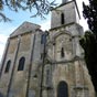 Si  Tours on venait prier saint Martin,  Poitiers c'est autour du tombeau de saint Hilaire que se retrouvaient les plerins.L'glise Saint Hilaire actuelle est une construction romane du XIe sicle. Elle est du XIIe sicle pour le chur, le transept, la premire trave de la nef et le clocher du ct nord.  partir de la deuxime trave orientale de la nef, la construction est diffrente. Elle correspond, en effet, aux reconstructions du xixe sicle. Pour se reprsenter l'glise dans sa grandeur d'origine, il faut lui rajouter une trave et demi vers l'ouest.  Le long du flanc sud de l'glise, un enfeu roman est accompagn d'inscriptions latines  Le clocher est situ au-dessus du bras nord du transept. Sa base est un carr parfait de 11,60 m de ct. Le clocher comptait jadis une porte vers l'intrieur du sanctuaire.  La faade occidentale est no-romane. Elle a t construite de 1869  1884.