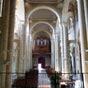 Quand on pntre dans l'glise, on est frapp par sa hauteur qui claire la grande nef: cette clart permet d'apprcier les beaux chapiteaux du choeur et les fresques des piliers...