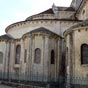 Le chevet est remarquable par sa succession de niveaux : le niveau des quatre chapelles rayonnantes et des deux chapelles du transept, le niveau du dambulatoire, le niveau du cul-de-four de l'abside et le niveau du carr du transept. Le regard s'lve comme l'me, de degr en degr pour atteindre le ciel