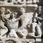 Le bain de l'Enfant: deux sages-femmes baignent l'Enfant 