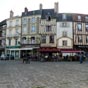 La place du march et son hritage mdival jouxte l'glise Notre Dame la Grande