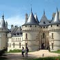 C'est au Xe sicle que Eudes Ier, comte de Blois, fait construire une forteresse pour protger la ville de Blois contre les attaques incessantes des comtes d'Anjou. Le chevalier normand Gelduin reoit Chaumont et consolide la forteresse. Sa petite-nice, Denise de Fougres ou de Pontlevoy, ayant pous en 1039 Sulpice Ier d'Amboise, le chteau passe dans la famille d'Amboise pour cinq sicles. Louis XI ordonne en 1465 de brler et de raser Chaumont pour punir Pierre d'Amboise de s'tre rvolt contre le pouvoir royal lors de la  Ligue du Bien public . Rentre en grce, la famille d'Amboise est autorise  reconstruire le chteau. C'est son fils Charles Ier d'Amboise qui l'entreprend de 1469  1481 en difiant notamment l'aile nord, faisant face  la Loire, aujourd'hui disparue. La porte d'entre prcde d'un double pont-levis est enserre par deux grosses tours rondes, massives, dotes de mchicoulis et de chemins de ronde. Contrairement  l'usage, le donjon central est abandonn au profit de la tour ouest, dite tour d'Amboise, destine  planter l'tendard du seigneur des lieux. Chaumont voque l'architecture merveilleuse des enluminures des Trs Riches Heures du Duc de Berry. De nos jours, il accueille chaque anne le Festival des jardins, vnement dont le succs va grandissant.