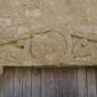  Le tympan du portail est en forme de batire, dcor fort rpandu en Auvergne mais rare en Poitou.