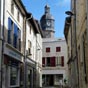 Le clocher du beffroi apparat en cheminant dans les rues aprs la dcouverte de l'glise Saint Pierre