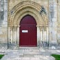 Le portail latral comporte des sries de sculptures reprsentant les vanglistes et le Christ (sous leur forme animale ) et des signes du Zodiaque (voir les deux images suivantes)