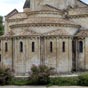 Le chevet  dambulatoire et chapelles rayonnantes aux proportions parfaitement quilibres, est long par les rives de la Bronne.Il est  caractris par l'chelonnement des toits des absides puis du dambulatoire, et enfin du chur que surmonte la tour du clocher. C'est un modle d'quilibre.