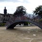 Une trs belle  passerelle en fer forg est une heureuse ide de dcor renforc par l'ajout (sur la photo) du beffroi de la ville...
