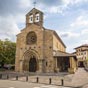 Villaviciosa: L'glise Santa-Maria de la Oliva a t construite  la fin du XIIIe sicle ou au dbut du XIVe sicle.Elle prsente quelques lments gothiqueset peut donc tred qualifie de btiment de transition entre deux styles artistiques.