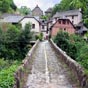Comme les plerins d'autrefois, nous quittons Conques par ce vieux pont sur le Dourdou dit 