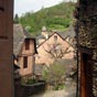 Voici Conques...Le plerin dcouvre cette premire approche de la cit en dbouchant du chemin balis...