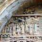 Le tympan : ct gauche montrant, de droite  gauche : Marie, Pierre l'aptre, Dodon l'ermite fondateur de Conques, Oldoric l'abb constructeur de l'glise qui entrane Charlemagne et sa suite.