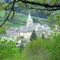 On arrive  Espeyrac, son glise Saint-Pierre rappelle le souvenir d'un prieur qui dpendait de l'abbaye de Conques.
