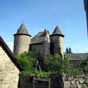 Le chteau de Snergues : La construction de l'difice remonte au XIe sicle pour le donjon et au XIIe sicle pour le reste du chteau. Dans les annes 1580, Abraham de Guirard, seigneur de Snergues, chercha  convertir les habitants au protestantisme. Il sattira les foudres de la communaut de Conques de laquelle dpendait lglise de Snergues. C'est une vaste demeure seigneuriale aux fentres trfles.