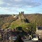 Crozant : Les ruines de la citadelle couvrent une bonne partie de l'peron rocheux. On dcouvre plusieurs enceintes successives, un donjon carr du XVe sicle et deux tours XIIIe sicle, auxquels s'ajoutent une chapelle et la  tour de l'eau  qui permettait d'aller chercher l'eau  la rivire tout en restant  couvert.
