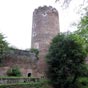 La tour du chteau de Chateaubrun. Les ruines de la forteresse mdivale dominent la Creuse depuis un promontoire rocheux.