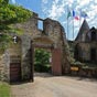 Ecuzon : Du Moyen ge subsistent quelques maigres vestiges de fortifications, notamment une porte  pont-levis, une douve et des portions d'enceinte.