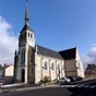   Dang : L' glise Saint-Pierre du XIXe sicle. Dans le chur, remploy sur l'autel, un bas relief en albtre reprsente une mise au tombeau du XVIIe sicle.