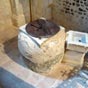La premire trave de la collatral sud est ferme par une grille qui dlimite ainsi un espace. Cet espace est rserv aux fonts baptismaux. La cuve semble ancienne du fait de sa facture fruste. Mais, il est, toutefois, difficile de donner une date.