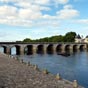 Pont Henri IV sur la Vienne: d'abord simple pont en bois, il sera remplac au XVIe sicle par ce magnifique pont en pierre commande par Cathrine de Mdicis en 1565.On peut voir au bout de celui-ci les deux tours qui taient autrefois relis par un btiment et dfendaient l'entre de la ville.