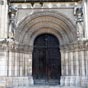 Sur le portail et de chaque ct on dcouvre les statues de Saint Martin et de saint Hilaire. Elles rappellent que ce sanctuaire a toujours t une tape importante entre Chatellerault et Poitiers...