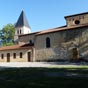 L'glise abbatiale de Cagnotte prsente une faade d'une tonnante symtrie et un chevet plat caractristique.