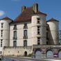 Construite au XVIe sicle au bord de l'eau (les Gaves runis), la forteresse aux quatre frosses tours occupait autrefois un angle de l'enceinte fortifie qui entourait la ville.