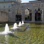 La Fontaine chaude ou Source de la Nhe jaillit  proximit de la cathdrale. Du nom d'une desse nordique des eaux, la Nhe, la source constitue le vritable symbole de la station. Construite au XIXe sicle sur l'emplacement suppos des anciens thermes romains, la Fontaine Chaude a un dbit journalier de 2 400 000 litres d'eau, prcieux liquide chaud  la temprature de 64. L'aire d'mergence des sources de Dax rsulte d'une faille datant de l'poque d'rection des Pyrnes. 
