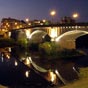 Dax : Vieux pont sur l'Adour. Depuis lpoque prhistorique, Dax a constitu le point de jonction de deux zones gographiques dconomie diffrente, mais de mme langue, spare par le fleuve Adour. Comme il existait un lieu de passage, la roque de Milan, les Romains y tablirent un pont, point mdian de la route des Antonins entre Bordeaux, lAquitaine et la Gaule, et Pampelune et lEspagne. Cette route a perdur, suivie tant par Charlemagne que les plerins de Saint Jacques de Compostelle, les vchs de Bordeaux, de Dax et de Pampelune se rejoignant  son niveau.