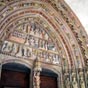 Dtail du porche polychrom de l'glise Santa-Maria.