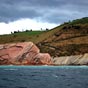  Flysch  Zumaia : Les flyschs (mot d'origine suisse almanique) sont un ensemble de roches d'origine sdimentaire, formes par la rptition du mme  motif  : une strate de grs, surmonte d'une strate de schistes argileux. Ce sont des dpts marins qui se forment en mme temps que les montagnes (formations rocheuses syn-orogniques), en bassin profond. En affleurements, les strates ont t souvent bascules par les mouvements tectoniques.