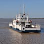 Le dbut de l'tape amne les plerins  se rendre  l'embarcadre pour traverser l'estuaire de la Gironde avec le bac jusqu'au Port de Lamarque...La traverse dure 20 minutes (entre 15 et 35 minutes selon la mare) pour une distance de 4,5 km (2,4 milles). Avant de traverser le plus grand estuaire d'Europe, les plerins imploraient saint Romain (patron des voyageurs)pour qu'il les prserve du naufrage. Ce qui tait alors une traverse prilleuse n'est plus pour le plerin d'aujourd'hui qu'une balade tranquille...