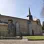 L'glise Saint-Eutrope d'Arrnes comprend trois traves votes d'ogives. Le choeur est clair par des baies en gothique flamboyant.