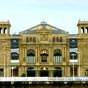 Le Thtre Victoria Eugenia a t nomm en l'honneur de Victoire-Eugnie de Battenberg, pouse d'Alphonse XIII. De style no-Renaissance, il est l'uvre de l'architecte Francisco de Urcola et a t inaugure en 1912. Il a t la scne d'importantes premires de zarzuela et de toutes les ditions du festival international de cinma de Saint-Sbastien jusqu'en 1999, durant lesquelles se sont drouls des vnements comme les premires mondiales des films Sueurs froides et La Mort aux trousses d'Alfred Hitchcock.