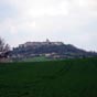 On marche depuis environ 3 heures lorsque Lauzerte apparat  nos regards !Un fort piton, mais celui-ci est isol, visible de loin,au confluent de la Barguelonnette et du Lendou: de son sommet, Lauzerte surveille depuis le XIIe sicle la route Cahors-Moissac! 