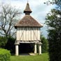 Le superbe pigeonnier du Chartron  s'offre  nous! Au toit pointu  quatre pans , en colombages, perch sur quatre piliers et restaur en habitation est un modle du genre!