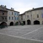 Lauzerte est une bastide avec cette place qui laisse apparatre des maisons du XIIIe sicle  faade de bois et fentres gmines, colombages et pierres blanches...